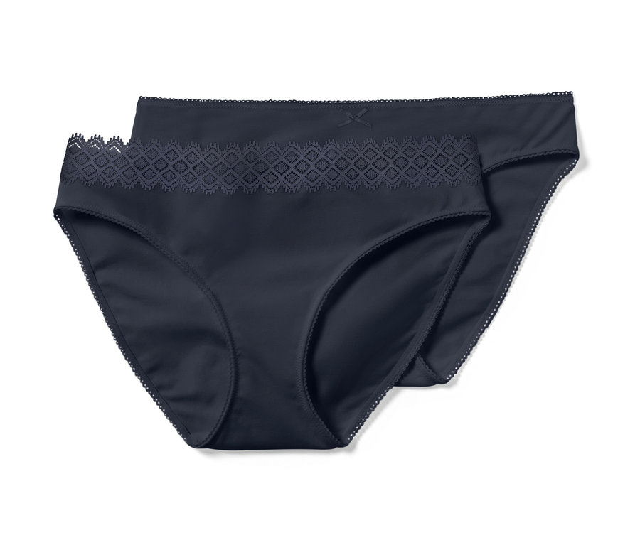 Dvoje tmavě modré kalhotky.