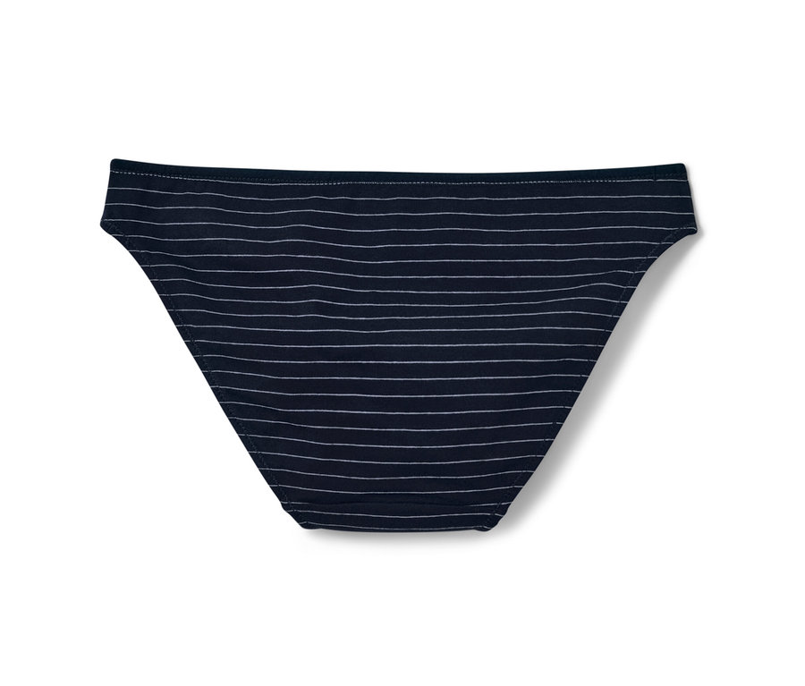 Černé kalhotky s bílými proužky.