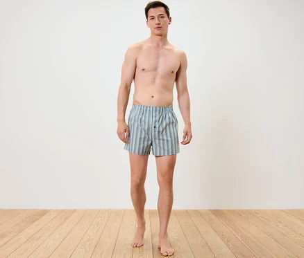 Muž stojí a má na sobě tkané boxerky, 2 ks.