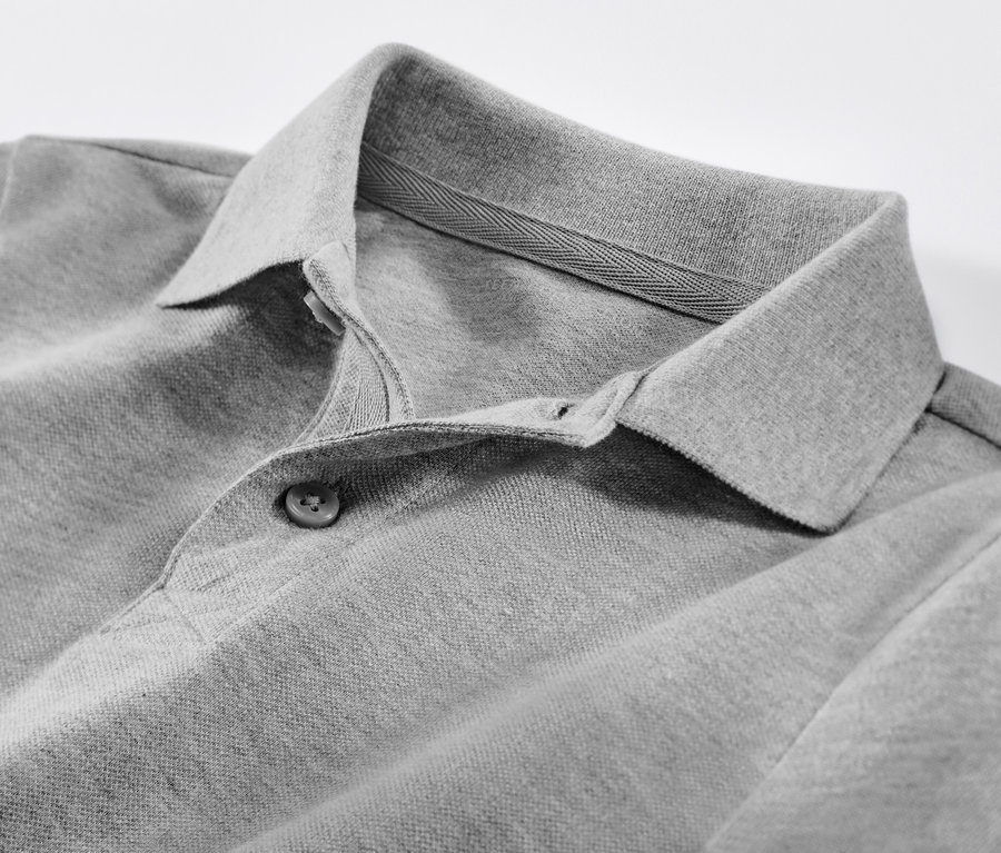 Detail šedé dětské polokošile z bavlněného piké.