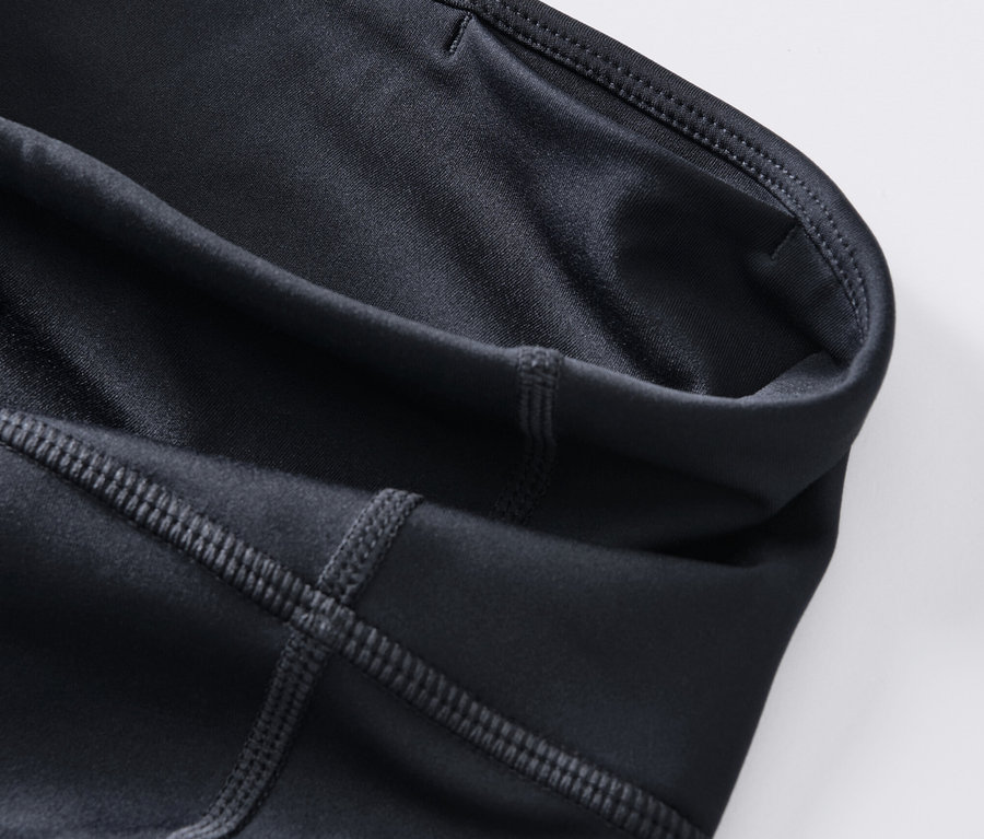 Detailní záběr na 3/4 sportovní legíny.