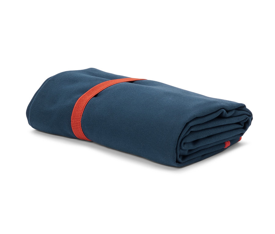 Srolovaná outdoorová osuška, cca 100 x 180 cm, obepnutá oranžovým popruhem.