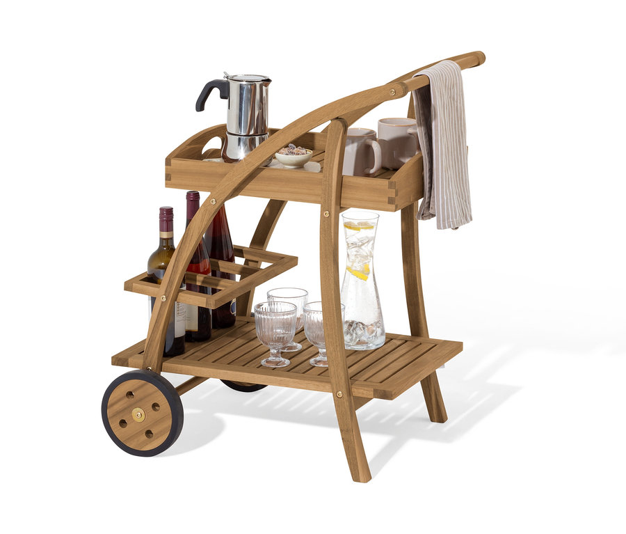 Dvoupatrový barový vozík s odnímatelným podnosem. Na horní polici je kávovar, cukr a dva hrnky. Na spodní polici jsou dvě sklenice, karafa s vodou a tři lahve vína.