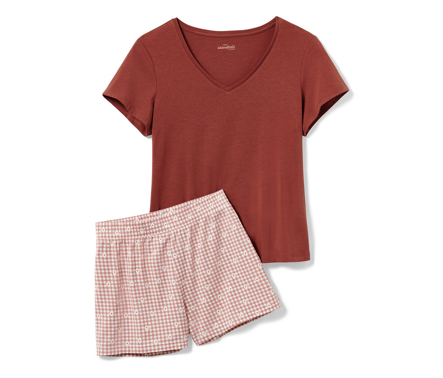 Hnědé krátké pyžamo s kostkovanými šortkami.