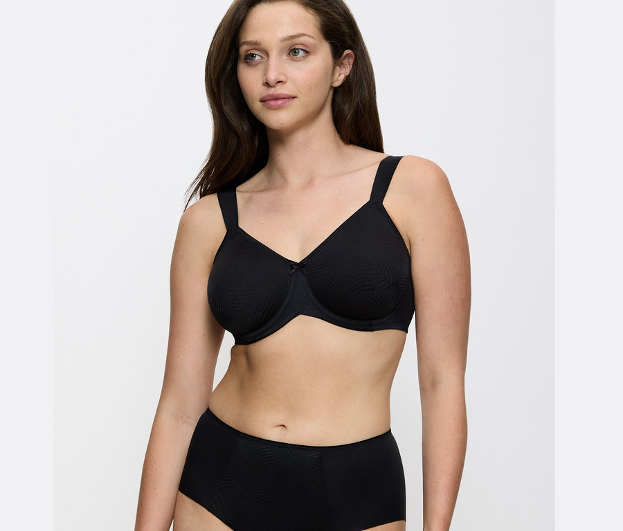 Portrét ženy nosící černou zmenšující podprsenku Triumph Essential »Minimizer W X«.
