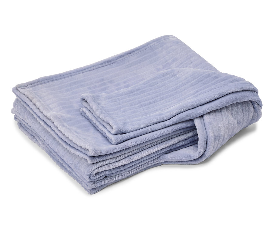 Složená světle fialová deka s texturou žebrování na bílém pozadí.