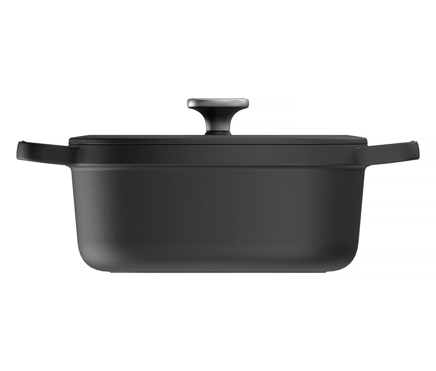 Černý litinový hrnec s poklicí na bílém pozadí.
