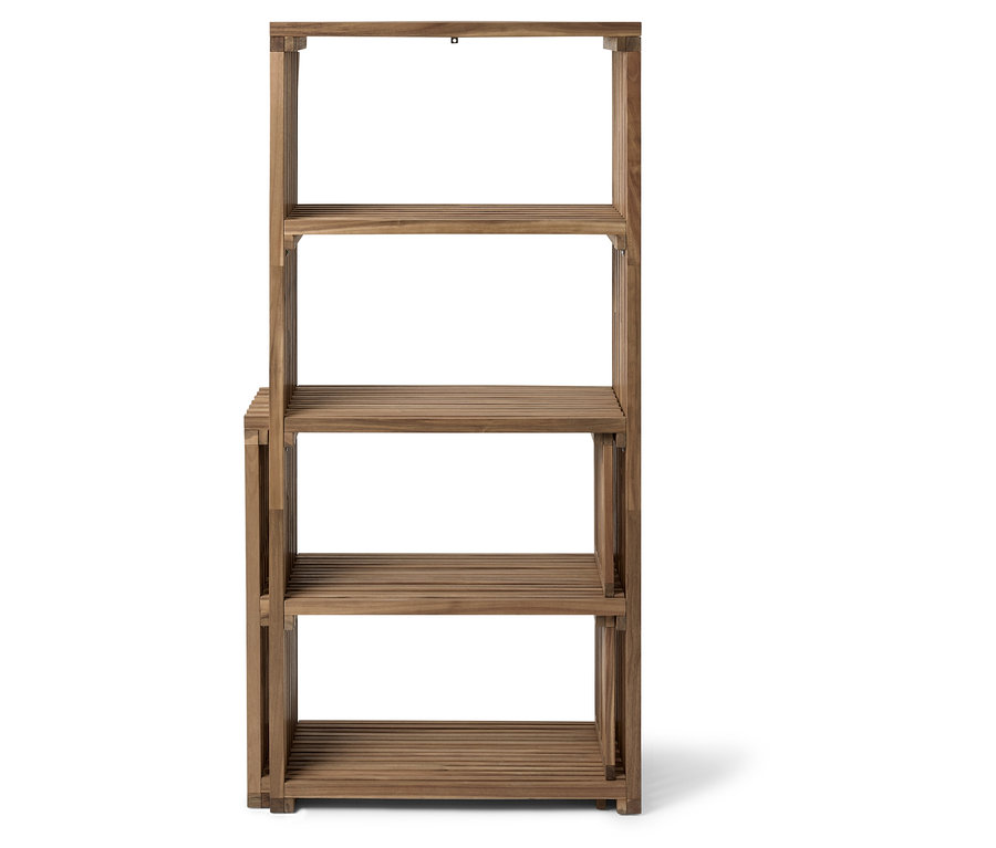 Dřevěný regál se čtyřmi policemi.