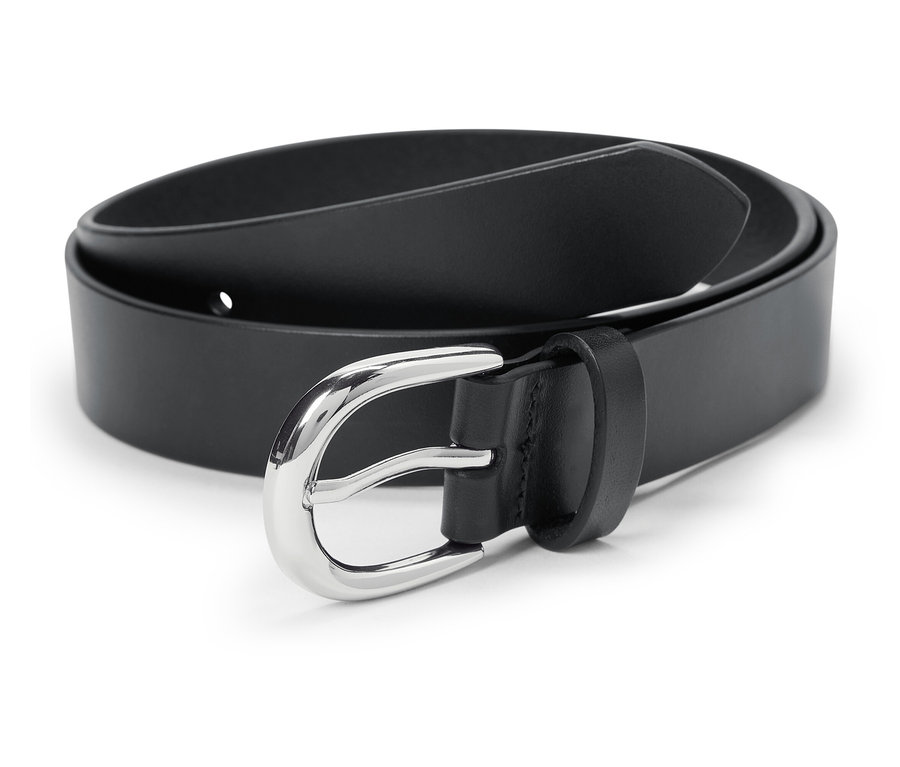 Stočený černý kožený pásek se stříbrnou sponou.