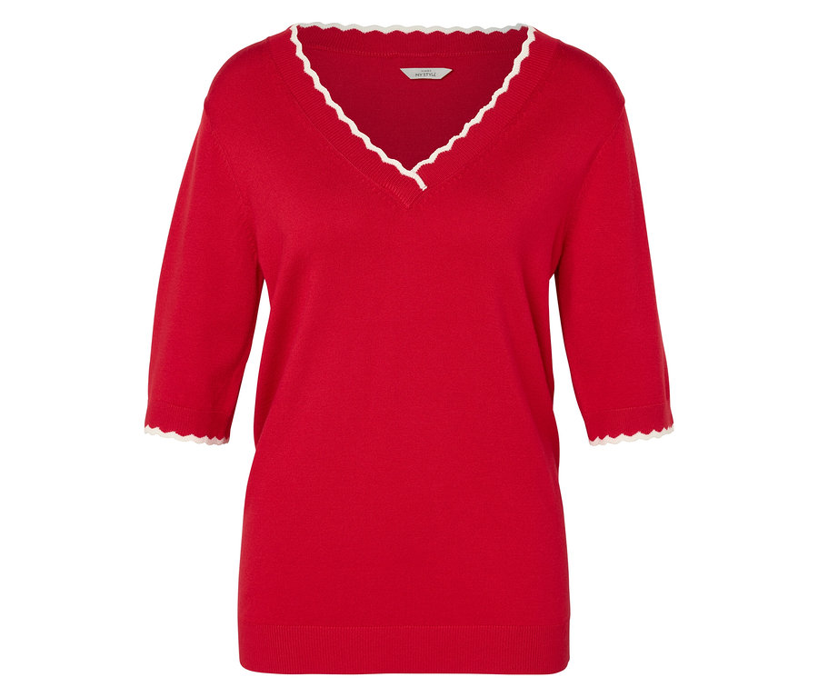 Červený svetr s tříčtvrtečními rukávy a bílým ozdobným lemem kolem výstřihu a rukávů.
