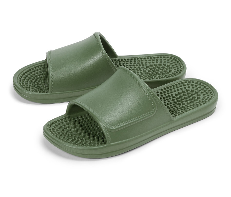 Dva olivově zelené masážní sandály leží na bílém pozadí.
