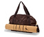 Hnědá sportovní taška se zebřím potiskem drží srolovanou korkovou podložku na jógu.