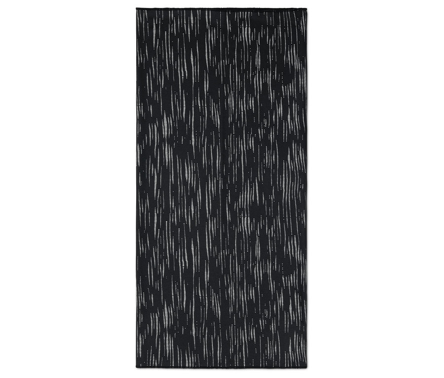 Černý ručník s bílým vzorem.