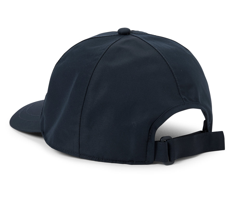 Detail zadní strany tmavě modré kšiltovky s nastavitelným páskem.