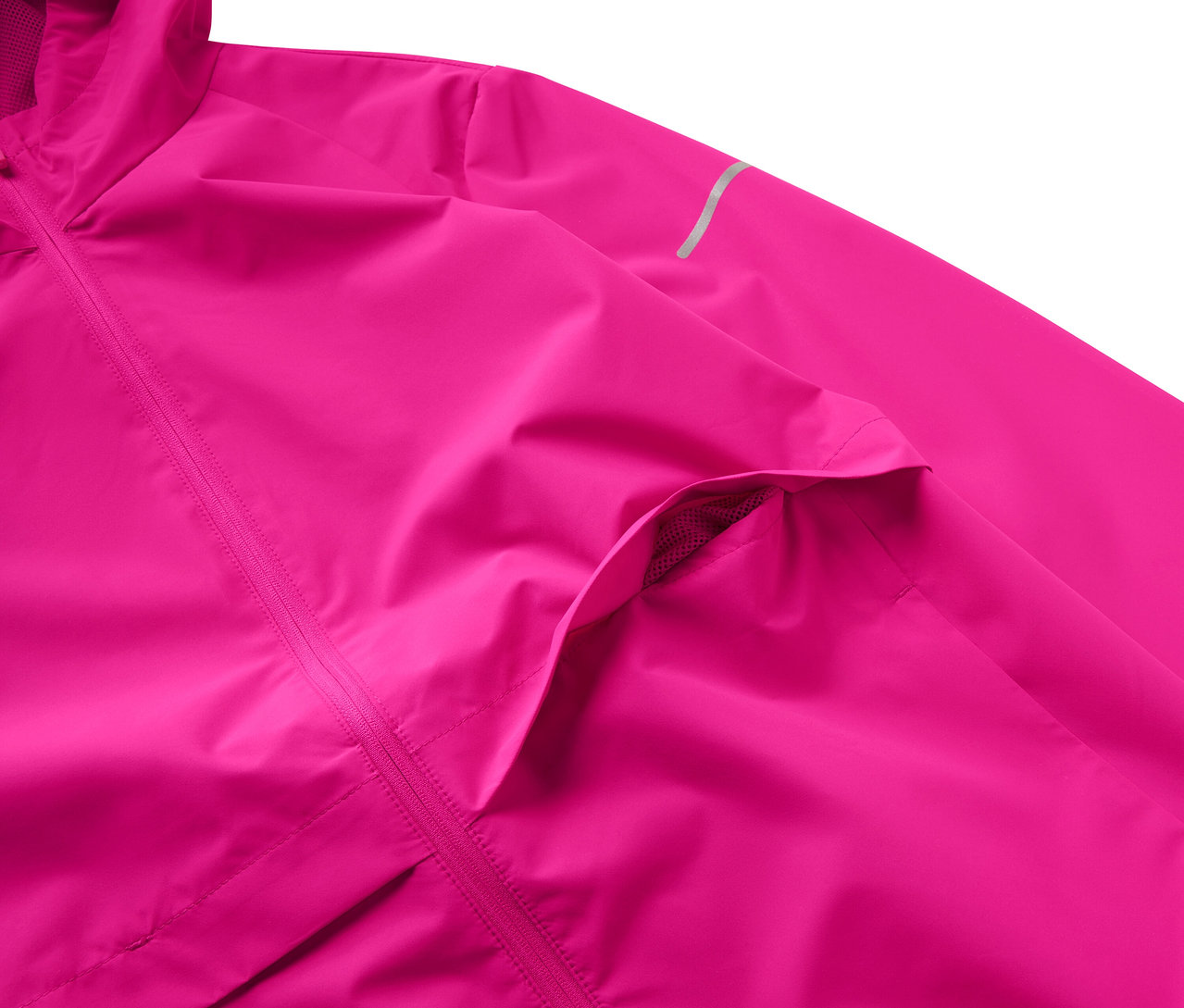 Detail růžové bundy s kapucí a kapsou.