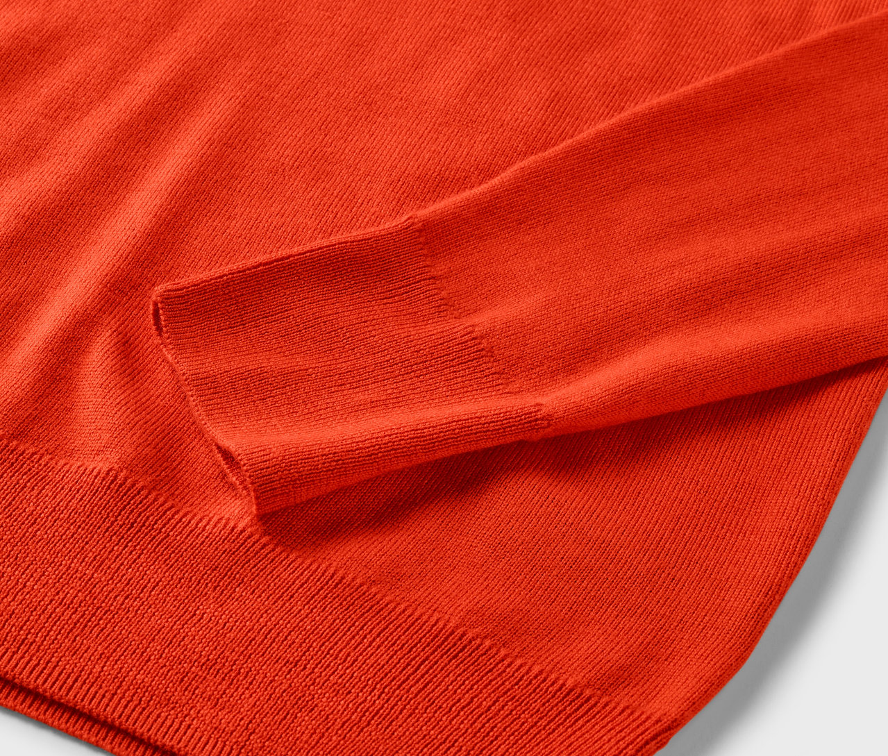 Detailní pohled na oranžový pletený pulovr Mernio.