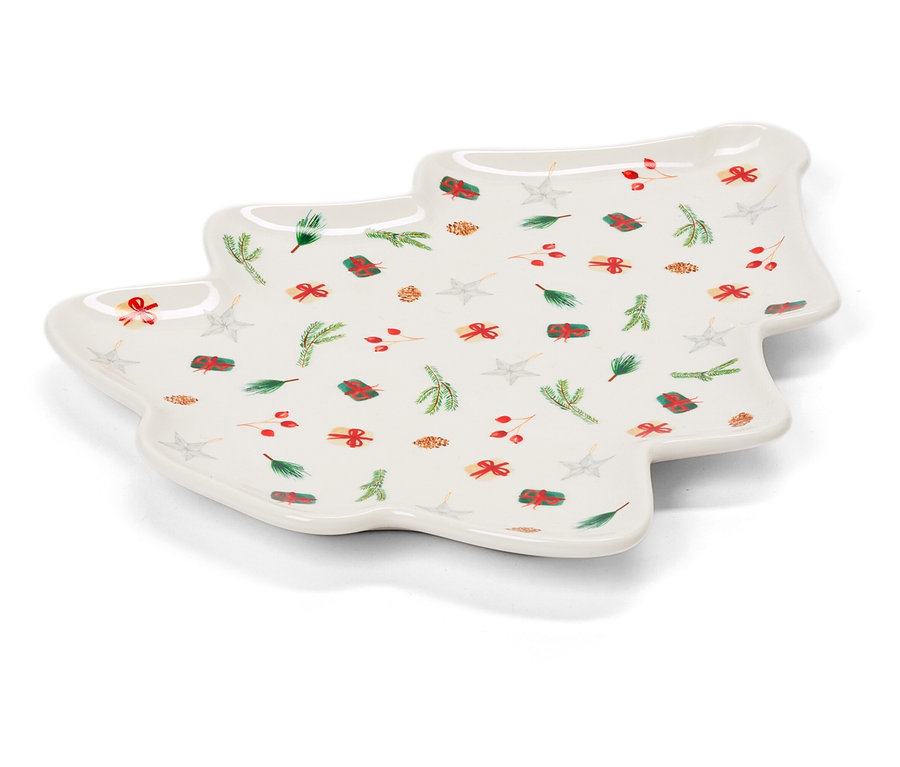 Bílý talíř ve tvaru vánočního stromku s vánočními motivy.