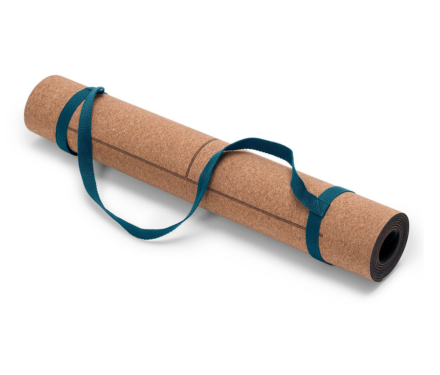 Srolovaná korková podložka na cvičení s modrým popruhem.