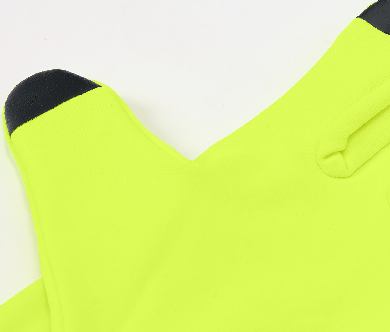 Detailní pohled na oranžové běžecké rukavice.