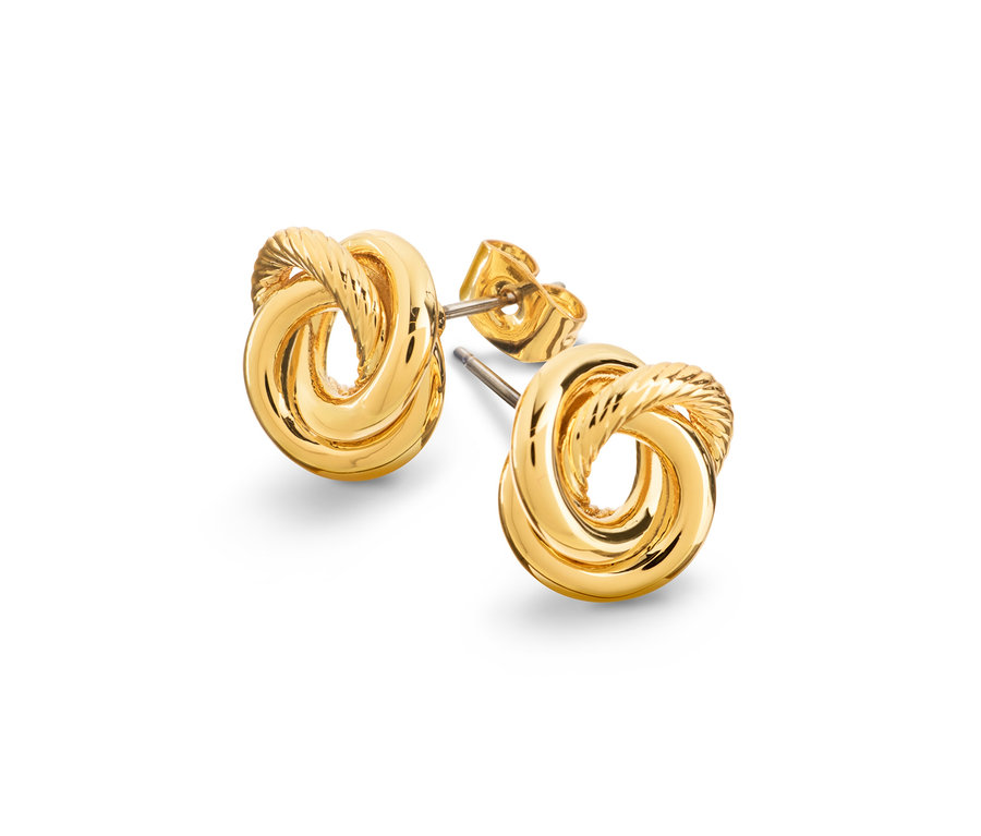 Detail dvou zlatých náušnic ve tvaru uzlu na bílém pozadí.
