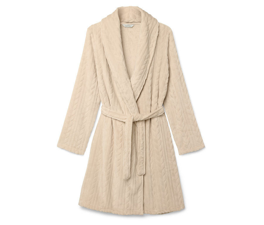 Béžový župan s páskem a copánkovým vzorem.