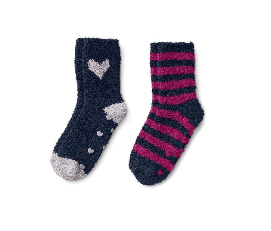 Dva páry měkoučkých ponožek: jedny tmavě modré se srdíčky a druhé pruhované v tmavě modré a růžové barvě.