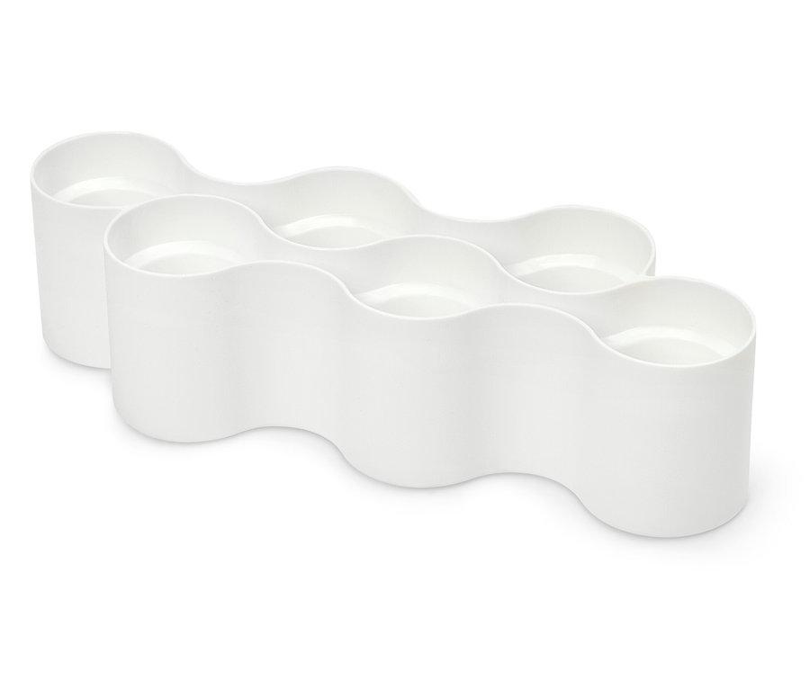 Bílý plastový držák na lahve, vlnitý design.