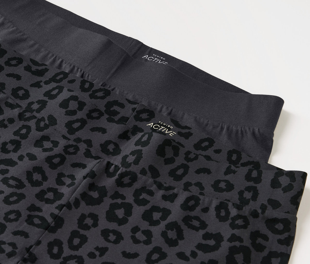 Dvoje legíny, jedny černé a jedny šedé se zvířecím vzorem.