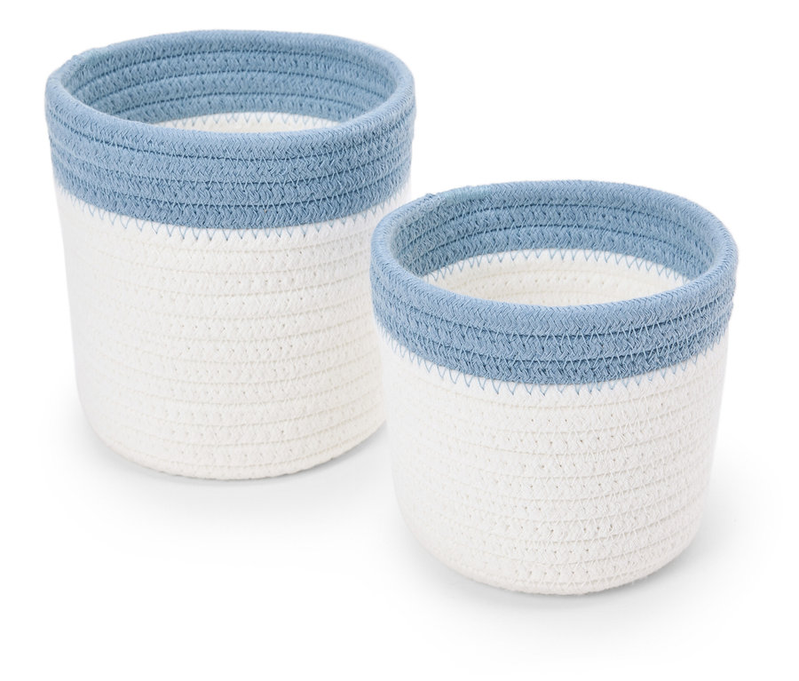 Dva bílé pletené košíky s modrým lemem.