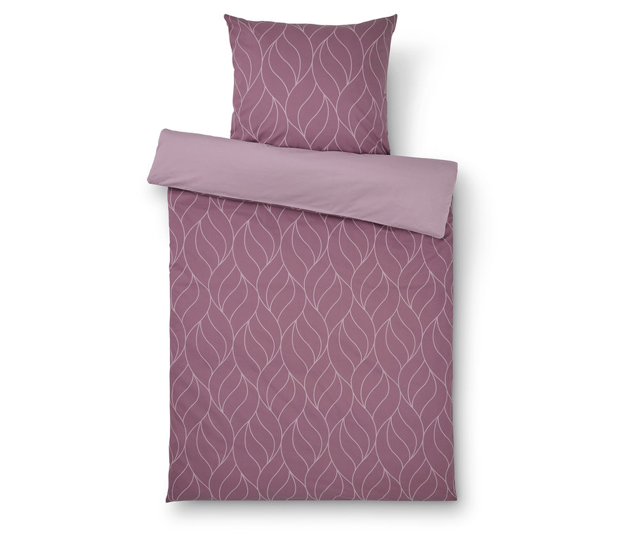Fialové povlečení s motivem listů a světle fialovým lemem a polštářem.