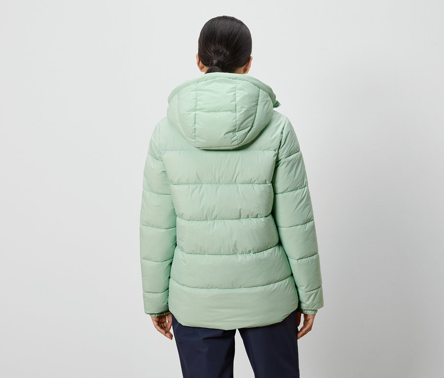 Zezadu pohled na ženu v světle zelené péřové bundě s kapucí.
