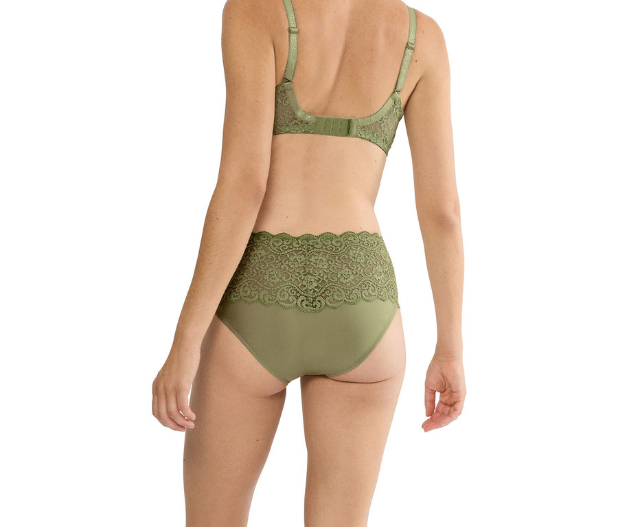 Žena zezadu v zelené podprsence a odpovídajících kalhotkách s krajkou.