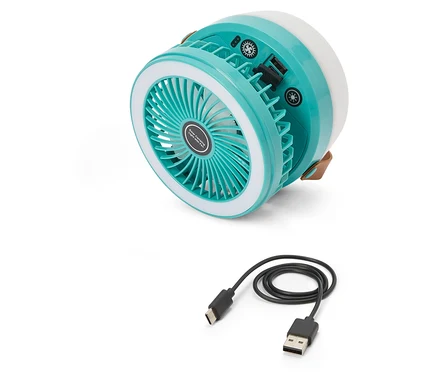 Tyrkysový kempingový ventilátor se světlem a USB kabelem leží na bílém pozadí.