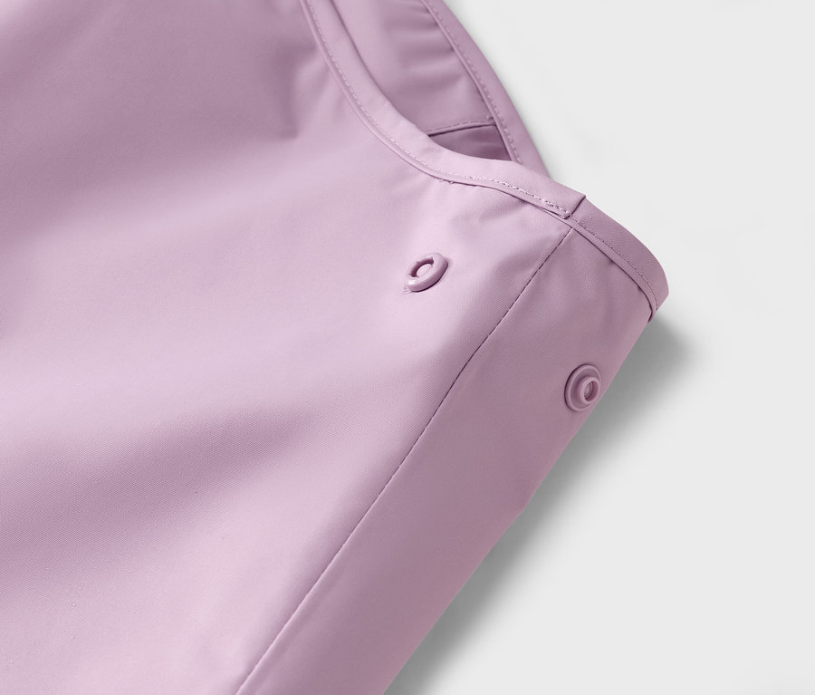 Detail fialového pláštěnky s patentkami.