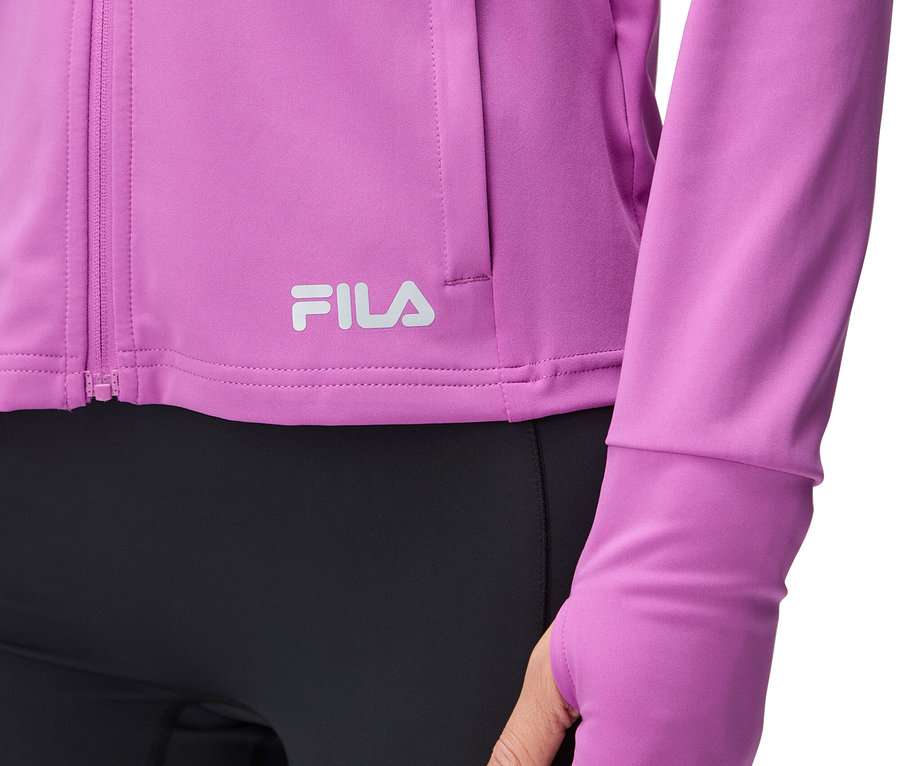 Detailní záběr ženy v fialové bundě Fila s otvory pro palce a černých legínách.