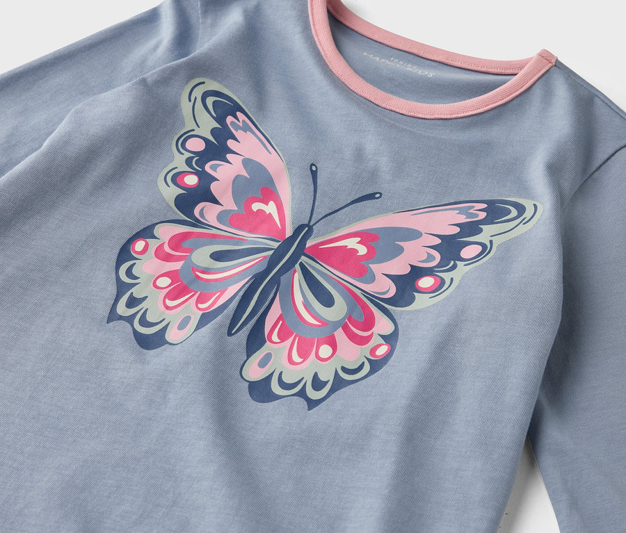 Modré tričko s dlouhým rukávem, růžovým límečkem a potiskem motýla.