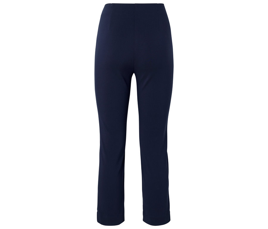 Na bílém pozadí jsou zobrazeny tmavě modré kalhoty.