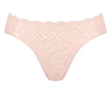 Průsvitná tanga broskvové barvy se zvlněným lemem.