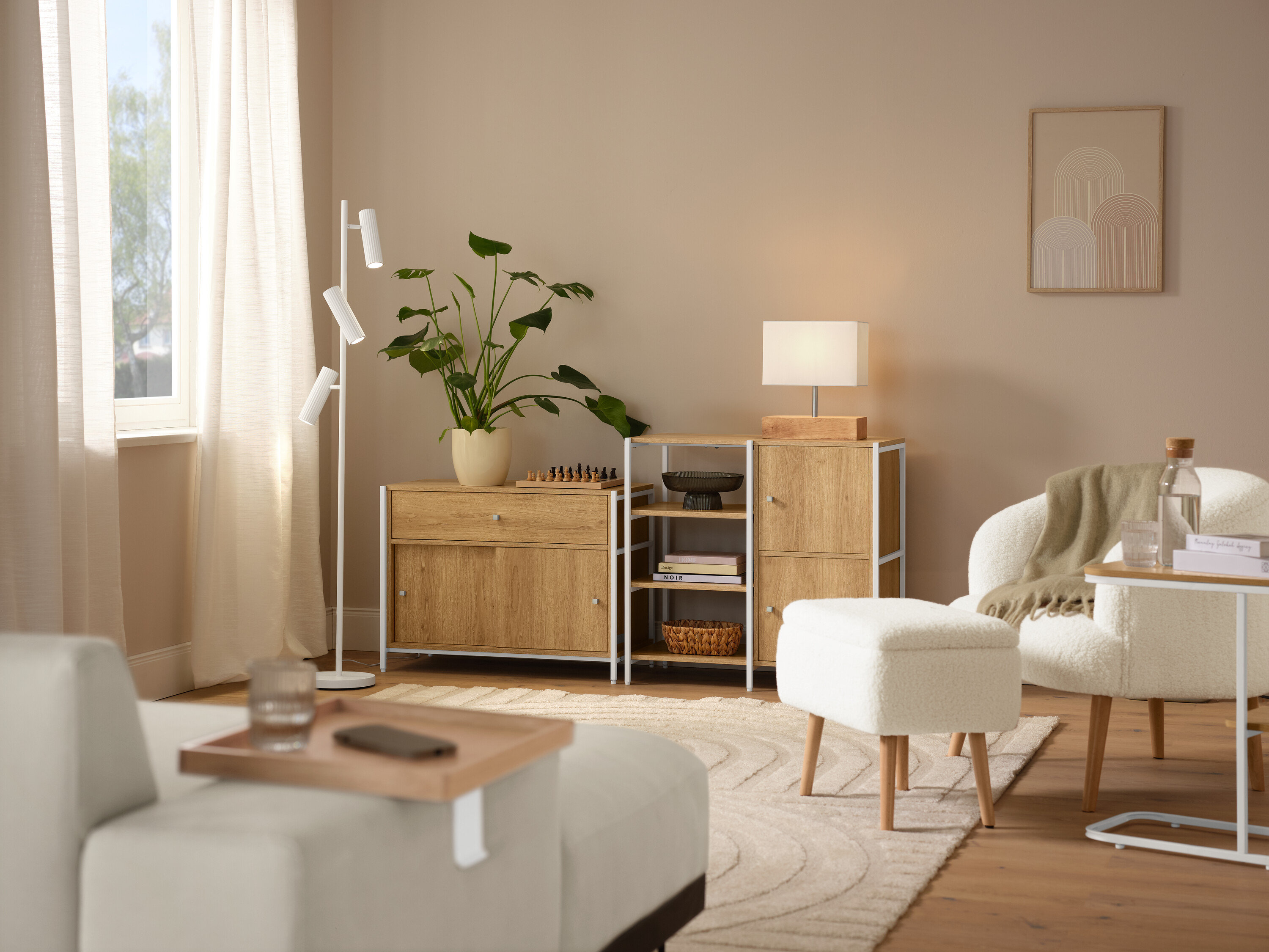 Interiérová scéna s béžovým kobercem »Cosmo«, křeslem z buklé s dřevěnými nohami a stolní lampou s dřevěným podstavcem.