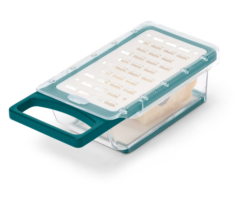 Sýr v zeleném struhadle na sýr