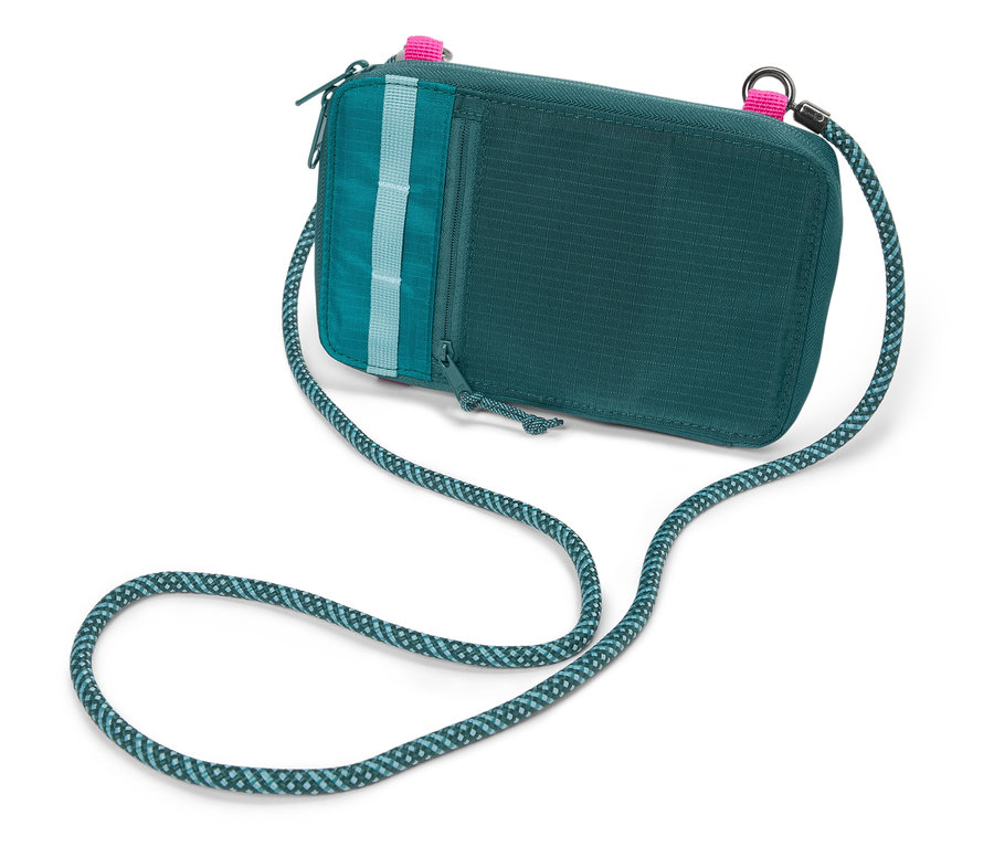 Zelená taška přes rameno s modrozeleným lanovým popruhem leží na bílém pozadí.