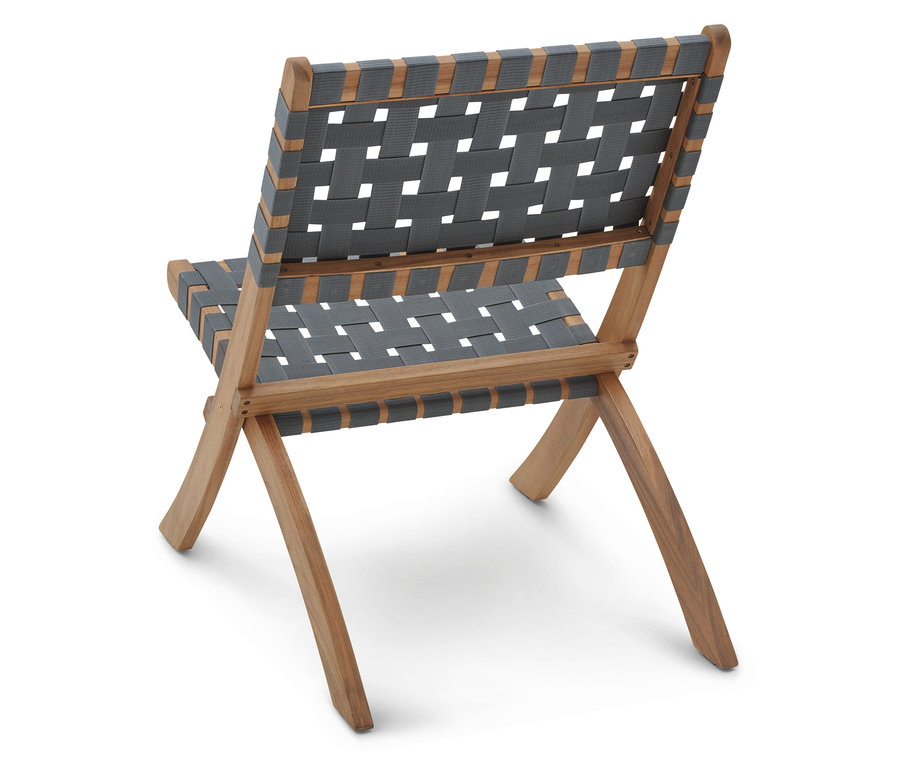 Pohled zezadu na dřevěnou skládací židli se šedým tkaným sedákem.