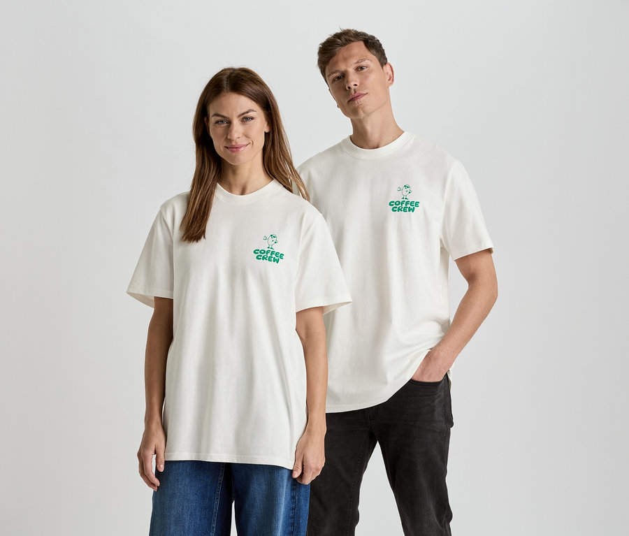 Žena a muž stojí vedle sebe a mají na sobě odpovídající trička s nápisem "Coffee Crew".