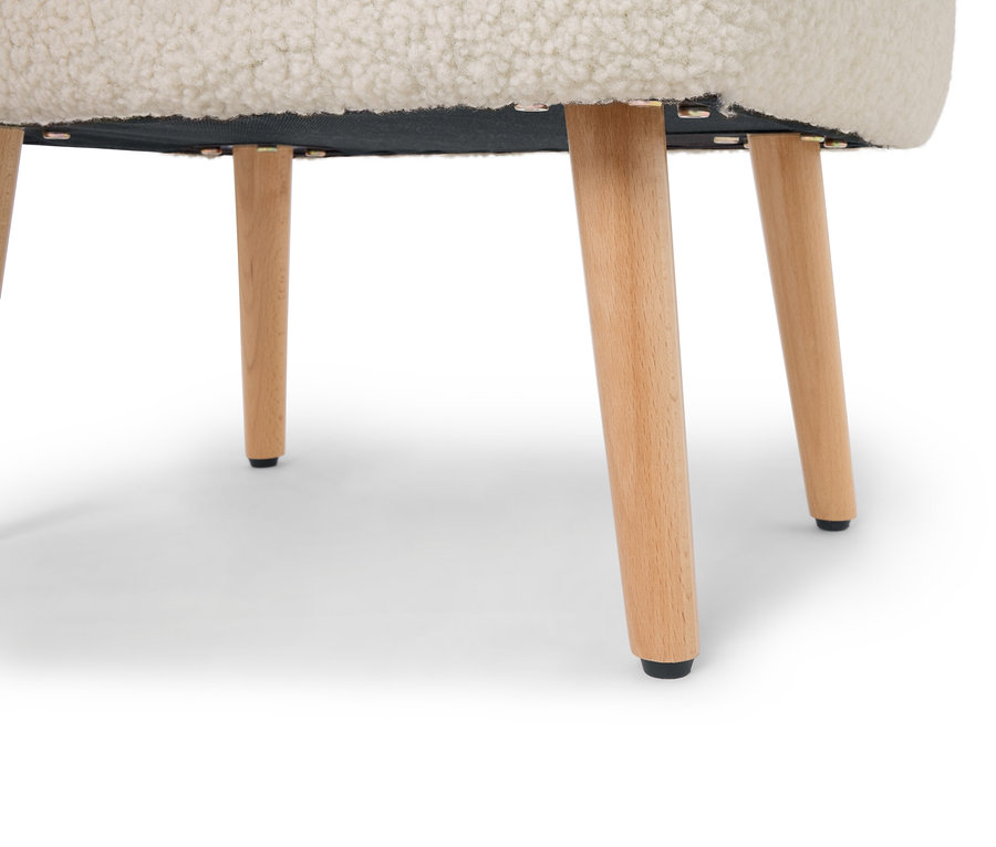 Detailní záběr spodní části stoličky s nohami z přírodního dřeva a krémovým huňatým sedadlem.