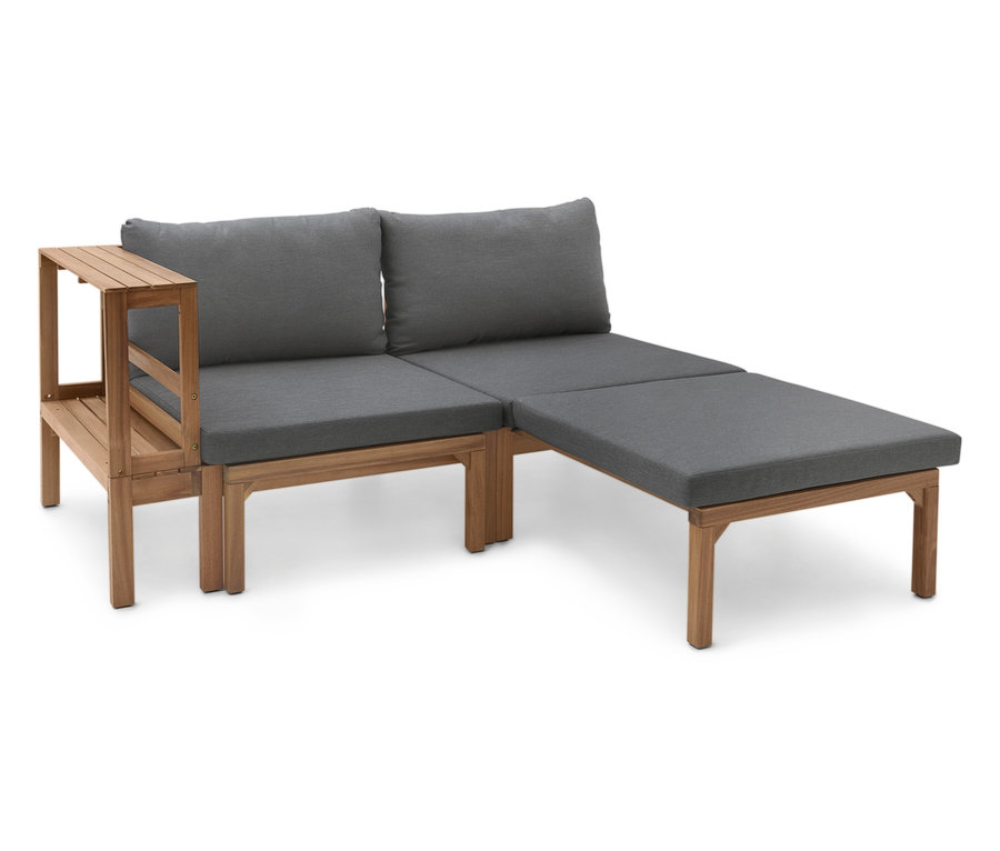 Dřevěná pohovka se šedými polštáři a malým odkládacím stolkem.