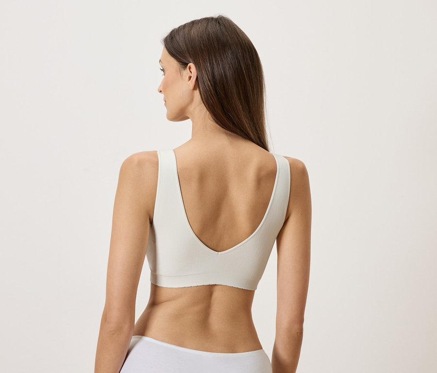 Žena zezadu má na sobě bílou podprsenku.