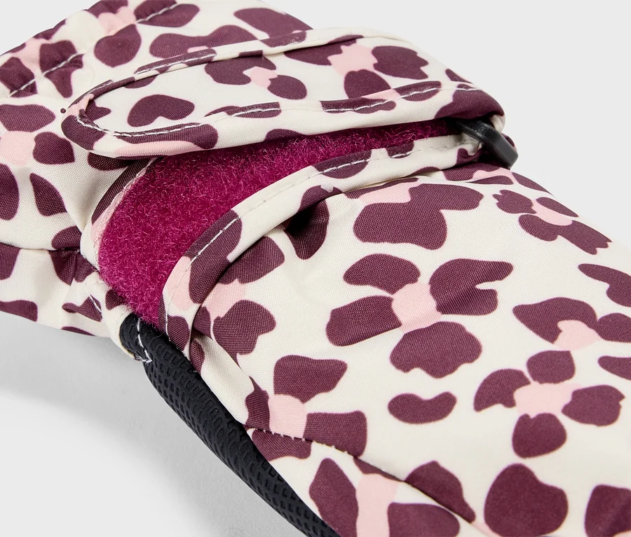 Detail rukavice s krémovým podkladem a leopardím vzorem v tmavě fialové a světle růžové barvě. Vnitřek rukavice je podšitý zářivě růžovým fleecem a je vidět suchý zip.