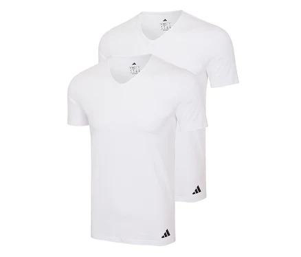 Dvě bílá trička adidas Active Flex s výstřihem do V, jedno mírně před druhým, každé s malým černým logem na levém spodním lemu.
