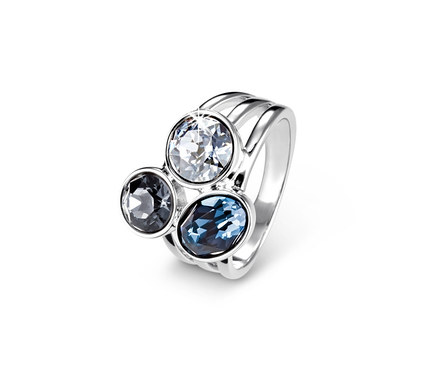 Stříbrný prsten zdobený kamínky Swarovski® se třemi kamínky, jedním bílým a dvěma modrými.