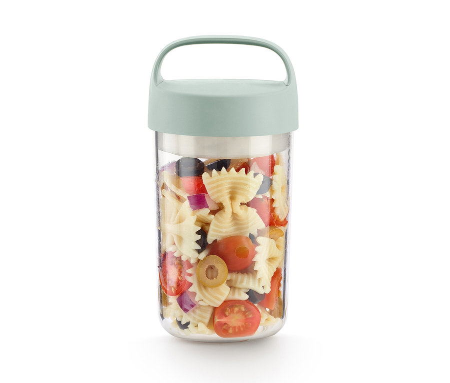 Cestovní dóza na oběd plná těstovinového salátu s olivami a rajčaty.